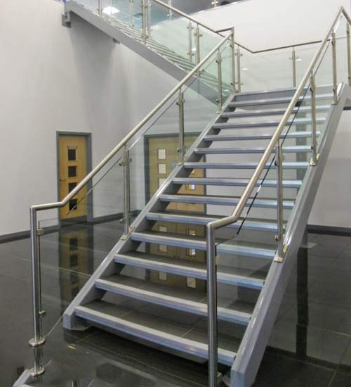 Cầu Thang Kính Cường Lực Tay Vịn Inox
