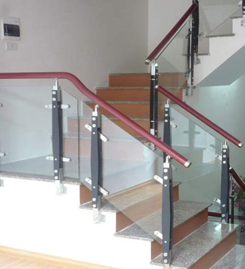 Cầu Thang Kính Cường Lực Cắt Miếng Trụ Gỗ