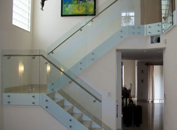 cầu thang kính cường lực không trụ có tay vịn inox